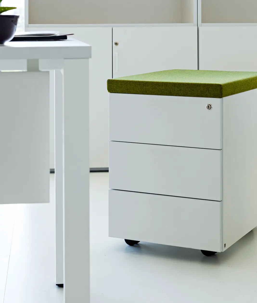 Cajonera metálica blanca con cojín verde