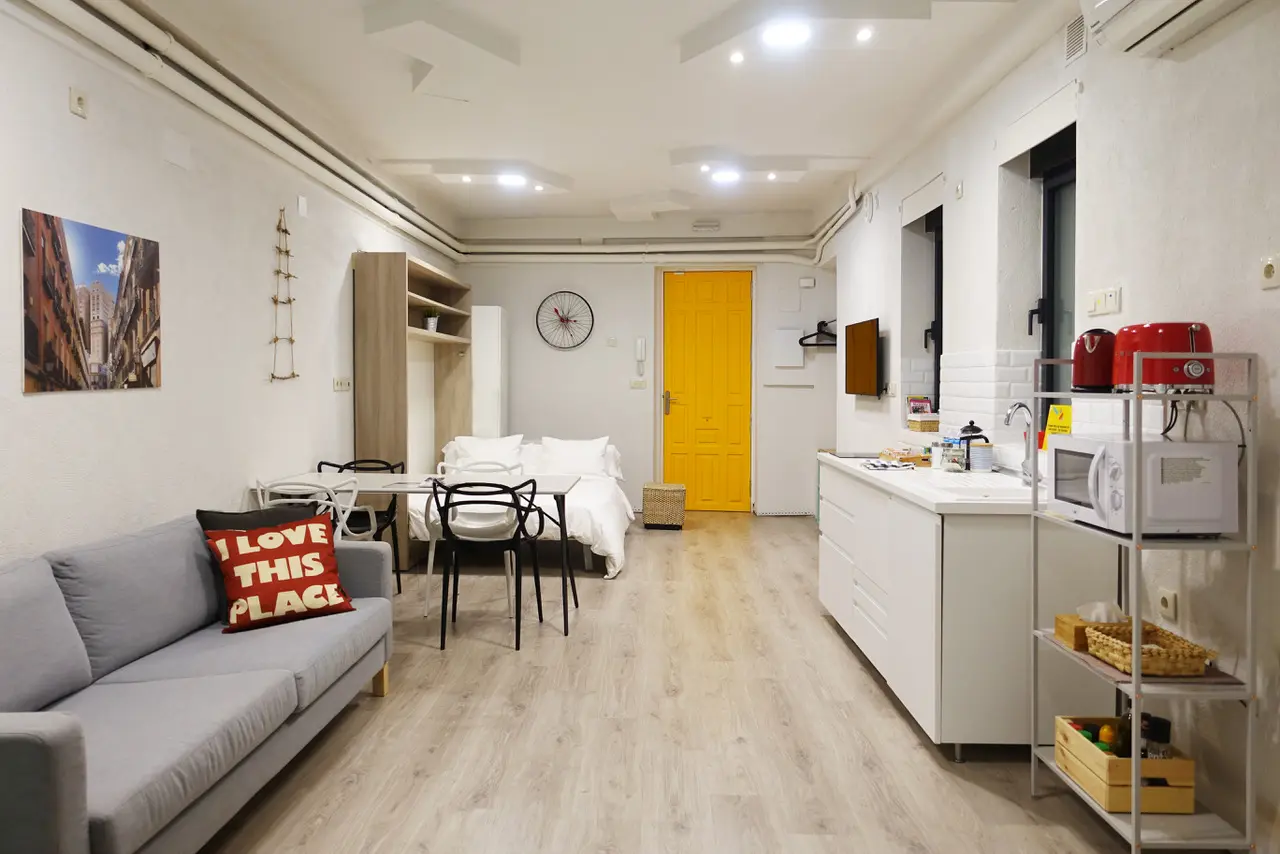 Mesa de diseño para oficina adaptada a apartamento de lujo