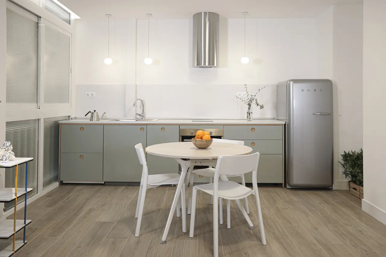 Cocina con mesa Arkitek en blanco y acacia