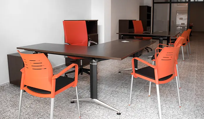 Mesa Trama con pata de aluminio y superficie wengué