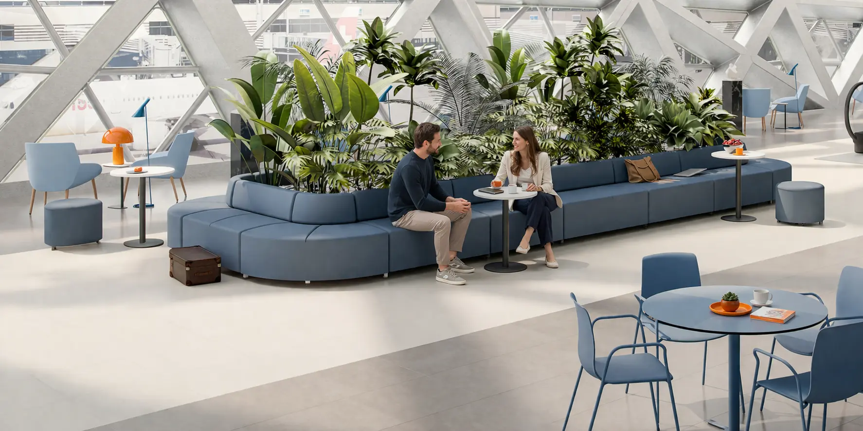 Área de descanso amueblada por Asturalba con muebles Actiu: Sofás modulares Bend y sillas Noom