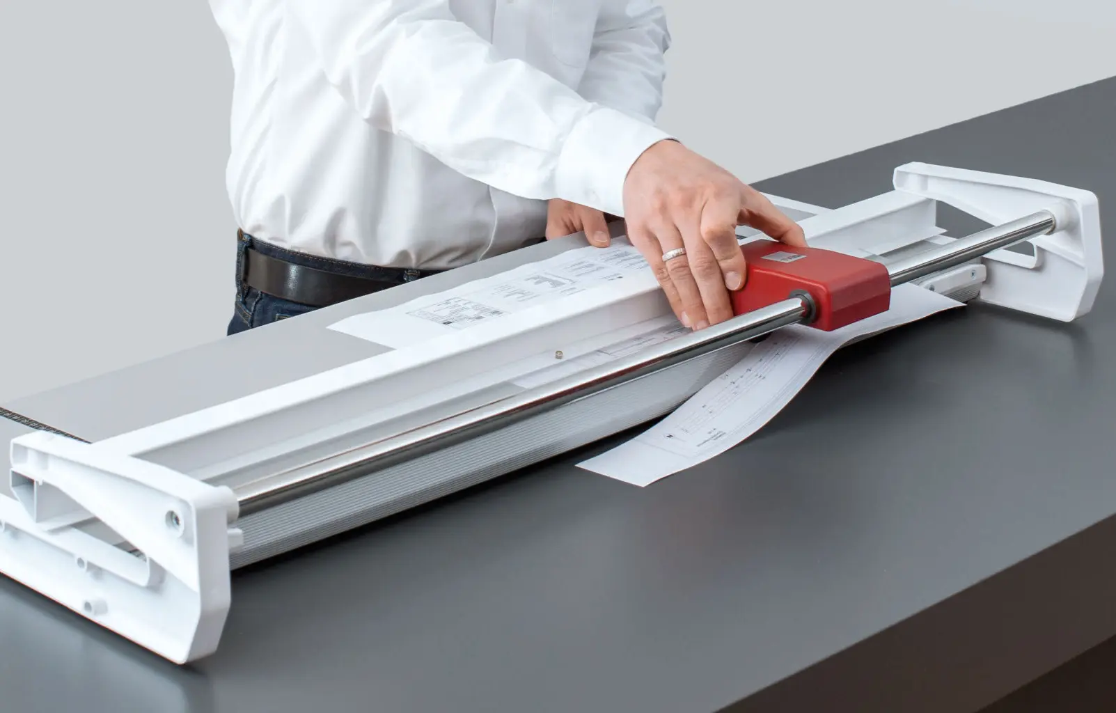 Cortando papel con cizalla de rodillo