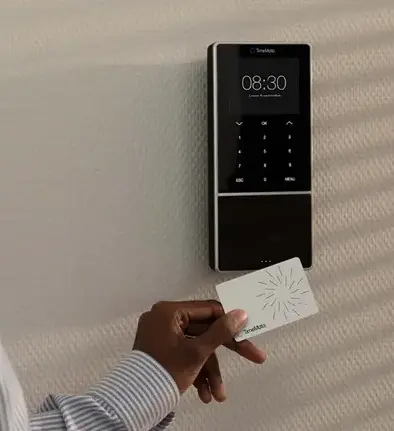 Hombre fichando en la entrada al trabajo