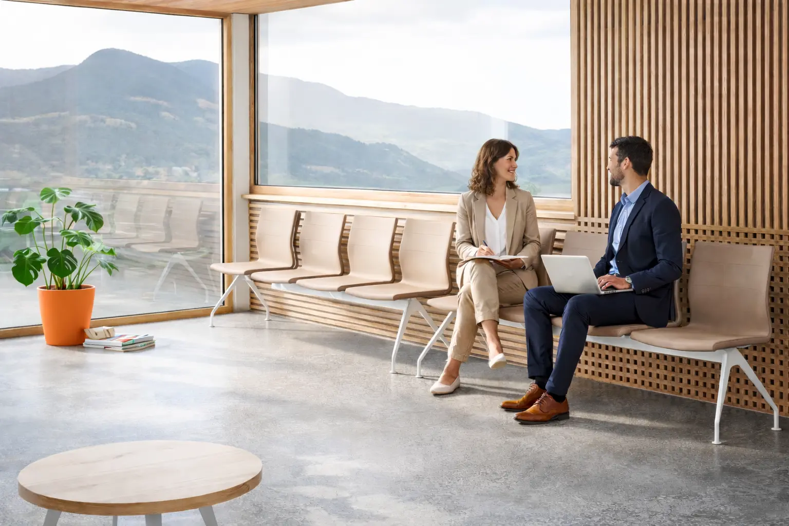 Bancos de 2, 3 o 4 plazas con estructura metálica central, diseñados para espacios de alto tránsito como recepciones, clínicas y oficinas.