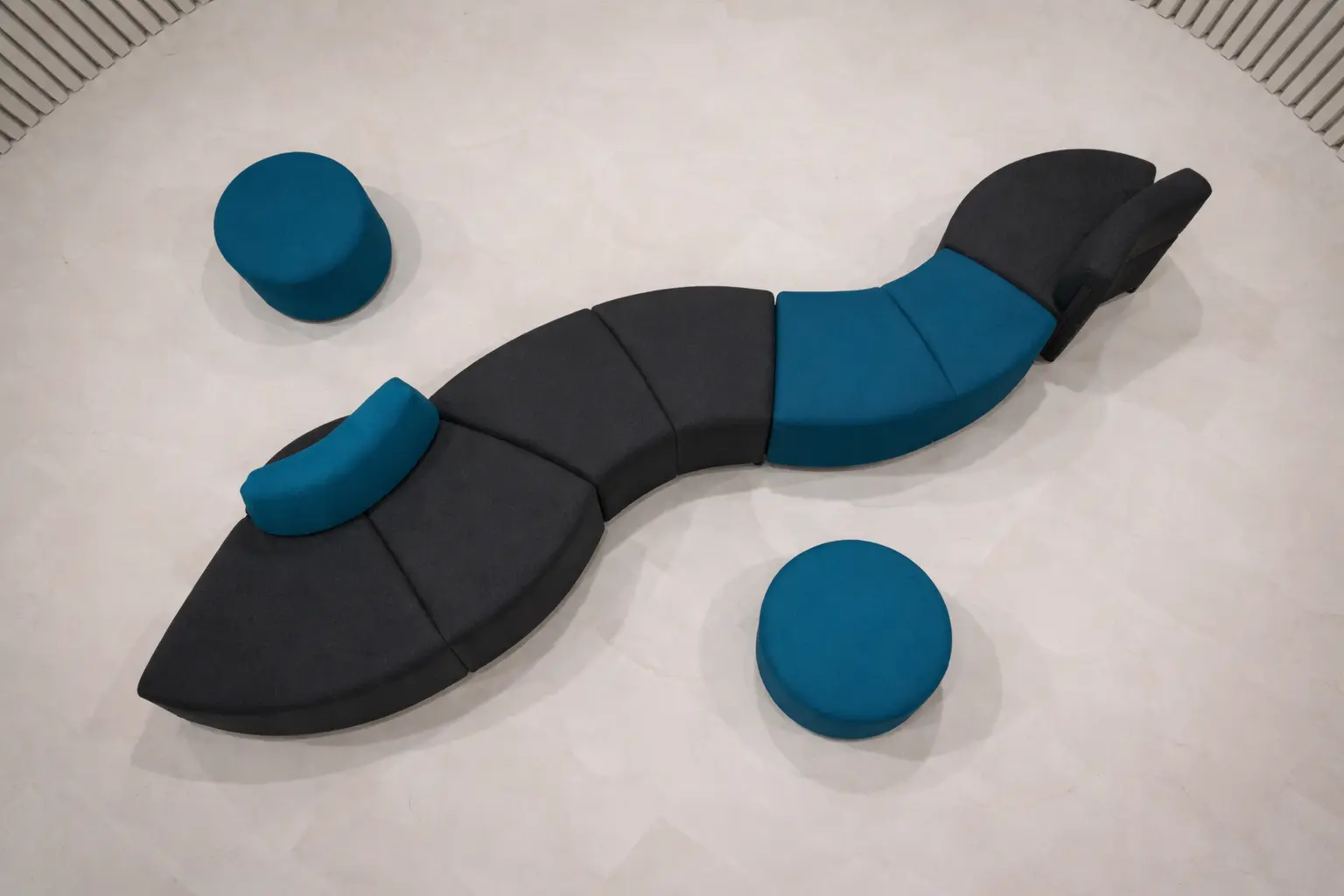 Vista cenital de los sofás Bend en el museo Thyssen de Málaga