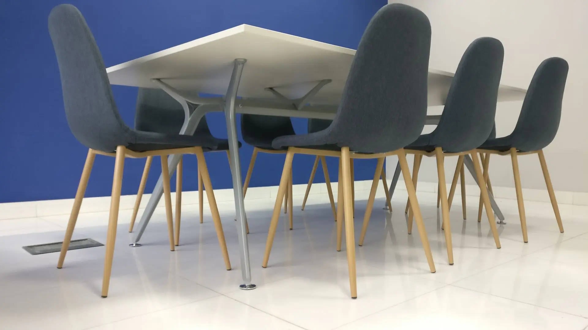 Mesa de reunión Arkitek instalada por Asturalba en las oficinas de Tiekom en Oviedo Mesa de reunión Arkitek instalada por Asturalba en las oficinas de Tiekom en Oviedo