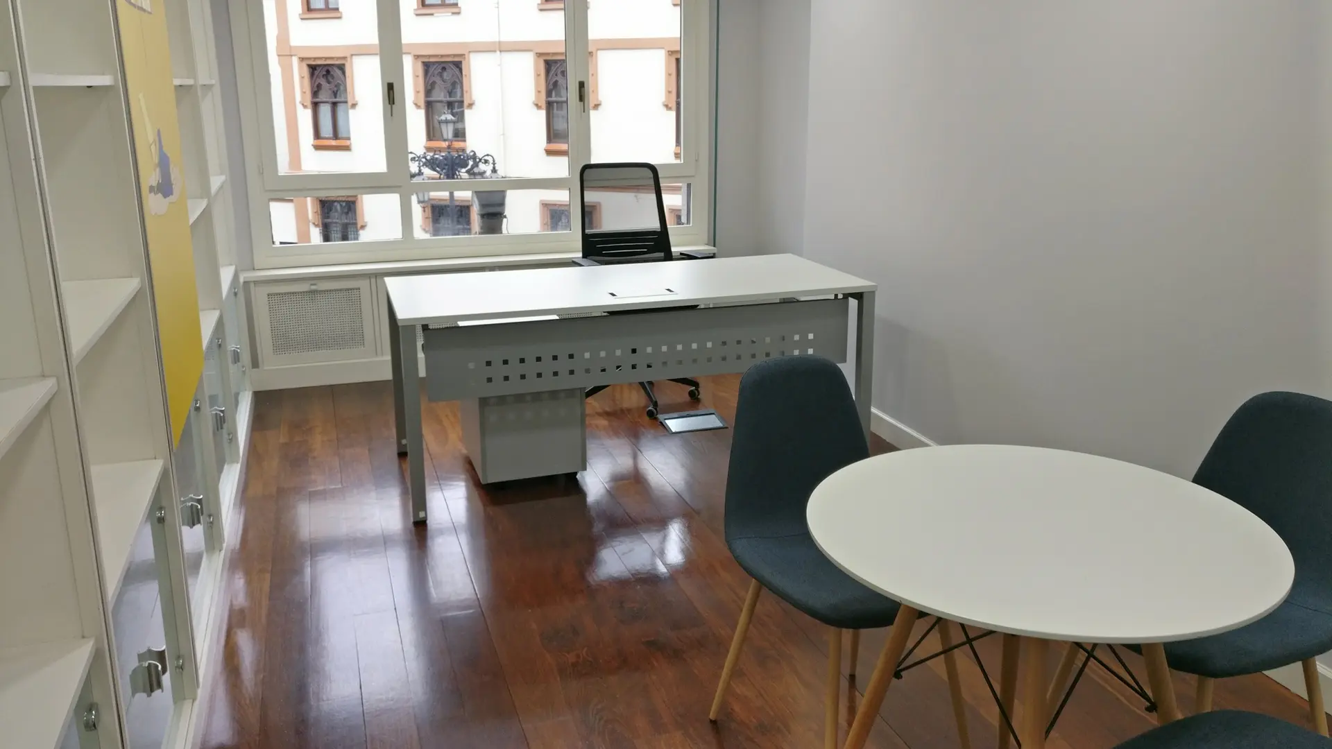 Mesas Vital Pro instaladas por Asturalba en las oficinas de Tiekom en Oviedo Mesas Vital Pro instaladas por Asturalba en las oficinas de Tiekom en Oviedo