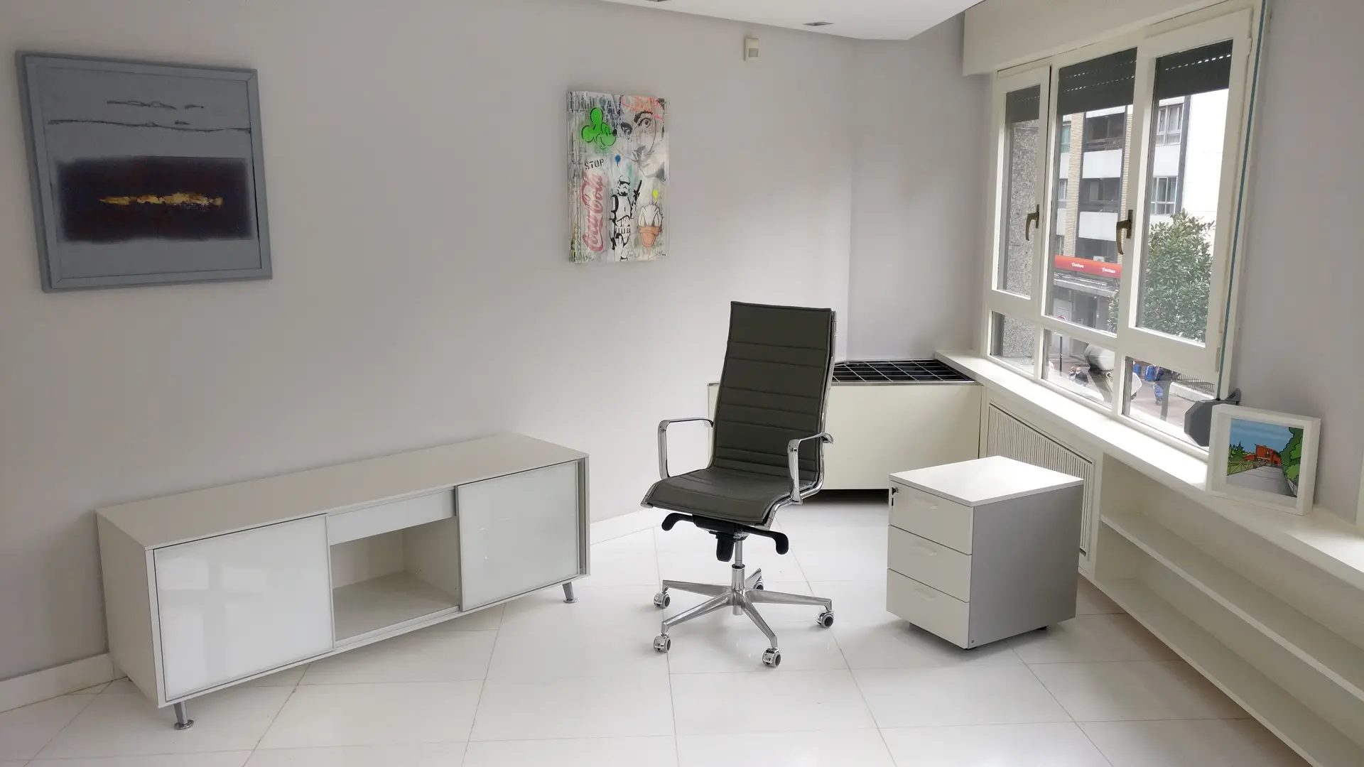 Armario de puertas correderas Arkitek, silla y cajonera instalados por Asturalba en las oficinas de Tiekom en Oviedo Armario de puertas correderas Arkitek, silla y cajonera instalados por Asturalba en las oficinas de Tiekom en Oviedo