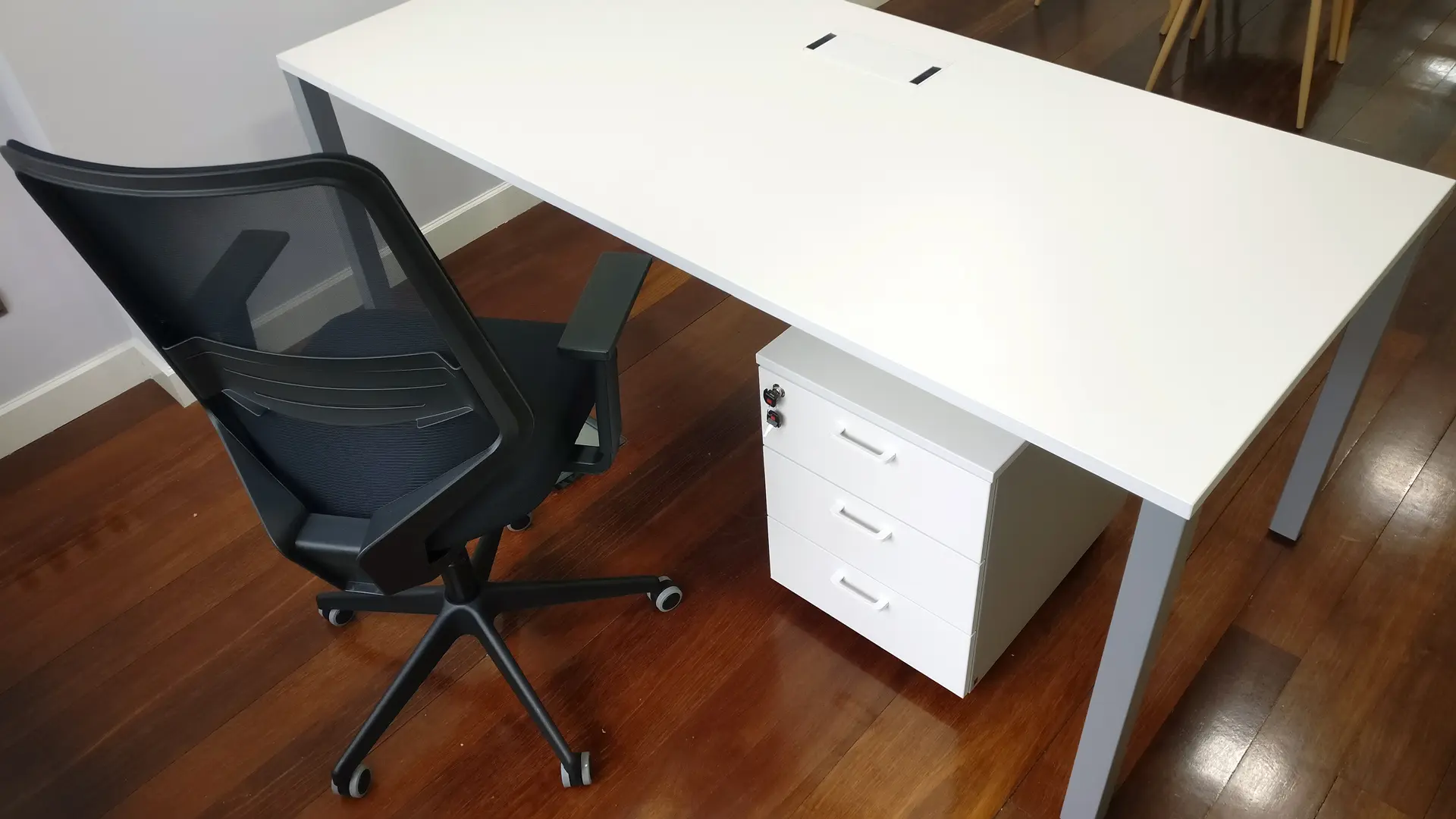 Mesa Vital Pro y cajonera instaladas por Asturalba en las oficinas de Tiekom en Oviedo Mesa Vital Pro y cajonera instaladas por Asturalba en las oficinas de Tiekom en Oviedo