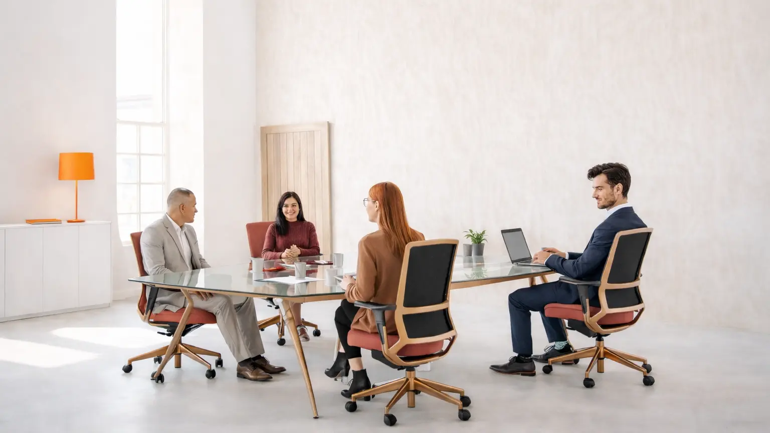 Sillas de oficina ergonómicas con ruedas base aluminio bronce mate y asiento tapizado coral en sala de reuniones moderna luminosa