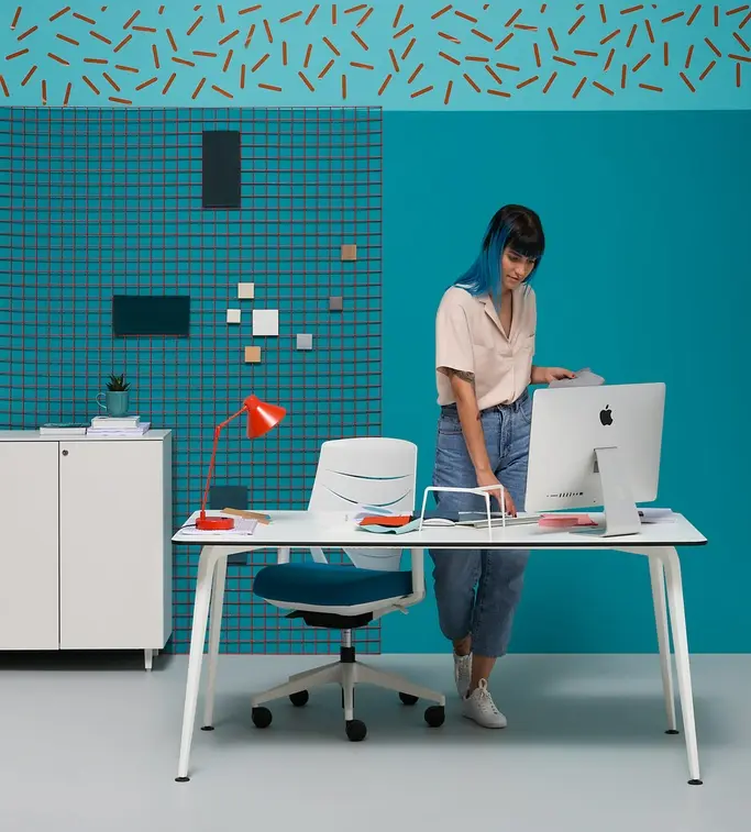 Oficina amueblada con mesa Twist, armario Arkitek y mesa Twist