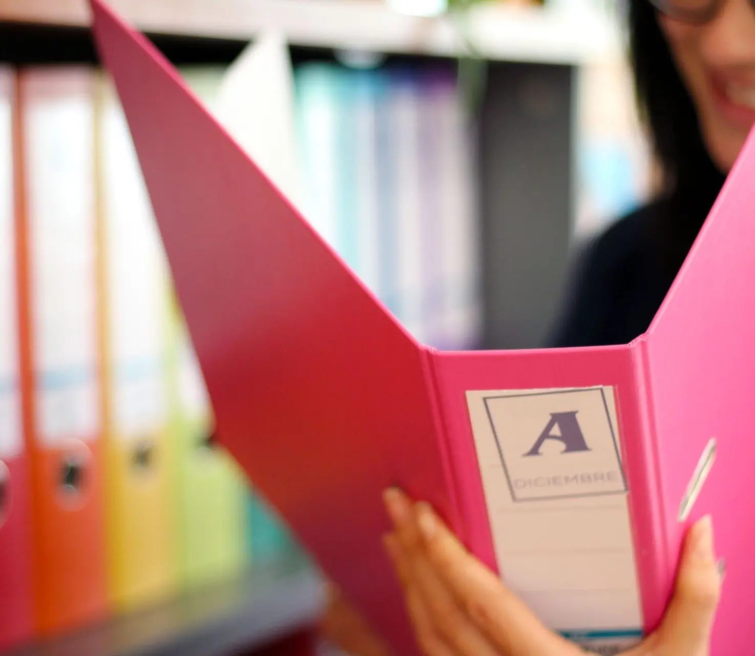 Archivadores de colores Elba para archivar documentación en oficina