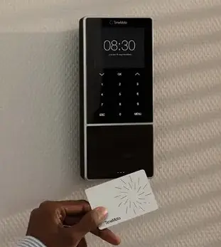 Hombre fichando en la entrada al trabajo