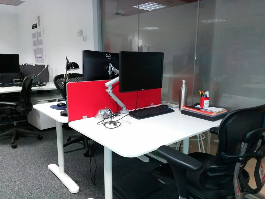 Las divisorias sobremesa permiten crear zonas individuales sin modificar el mobiliario existente. Se instalan fácilmente mediante pinza o apoyo directo y son ideales para escritorios compartidos, coworkings y aulas, mejorando la concentración sin aislar completamente al equipo.