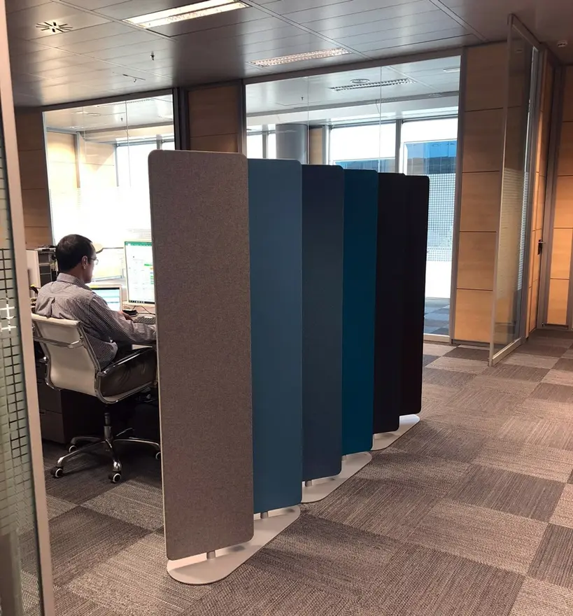 Las mamparas móviles permiten dividir ambientes de forma flexible y adaptable a diferentes usos.  