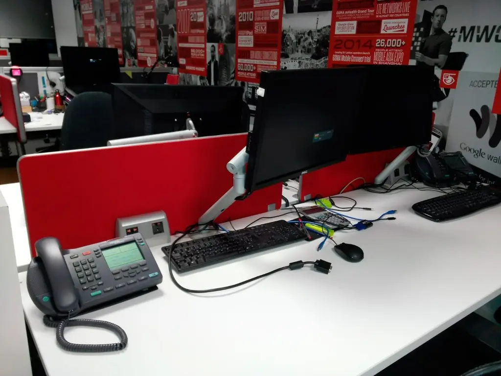 Los separadores con pinza permiten dividir mesas de trabajo de forma clara, mejorando la privacidad visual sin aislar completamente a los equipos. Son especialmente útiles en oficinas abiertas y espacios colaborativos.  Además, su sistema de fijación permite una instalación rápida sin herramientas, facilitando la adaptación del espacio sin modificar el mobiliario existente.