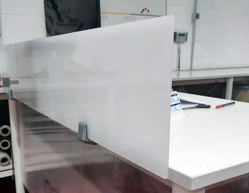 Materiales en separadores de mesa con pinza: acústicos, melamina o metacrilato