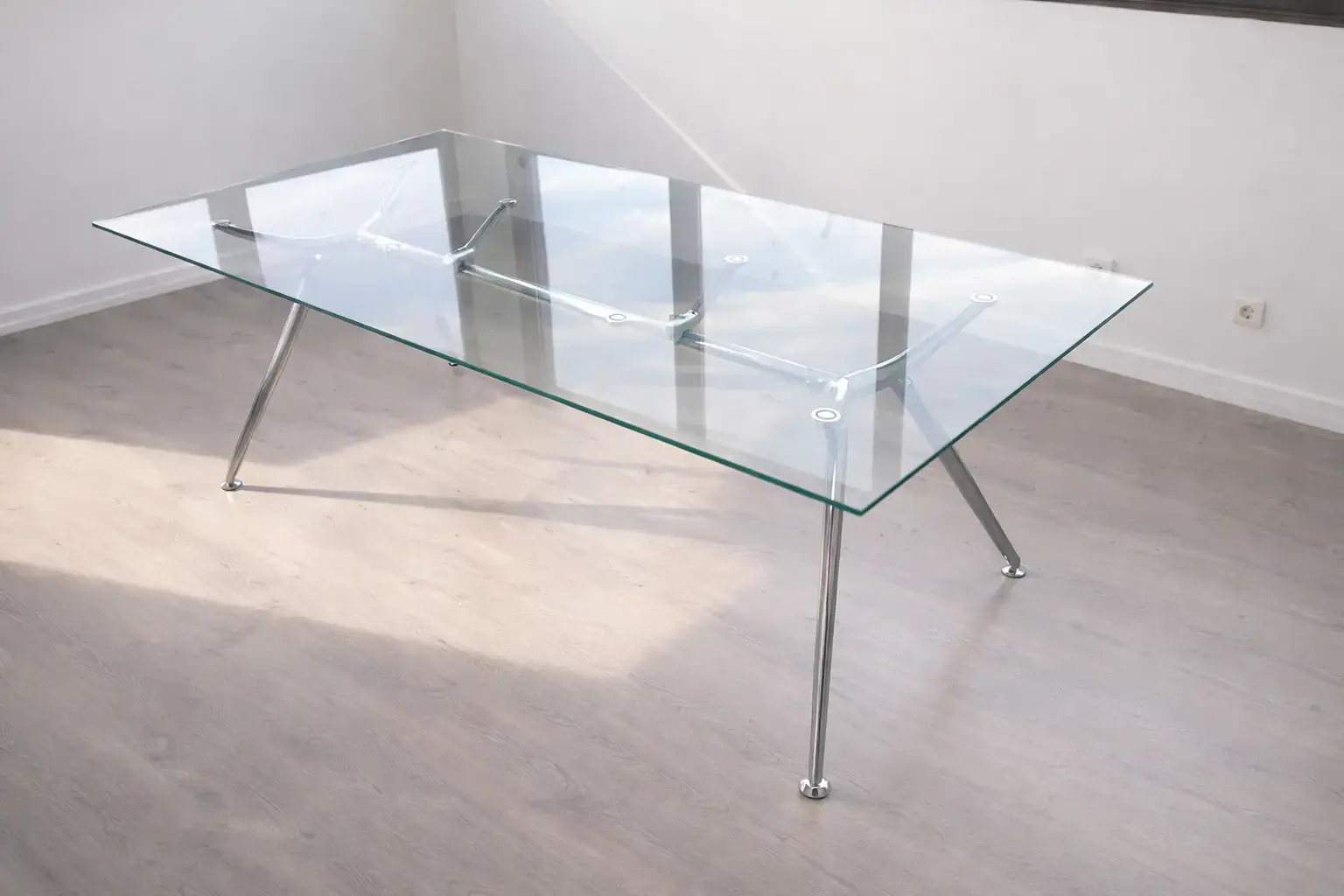 Mesa Arkitek instalada por Asturalba en sala de juntas de ático en Gijón