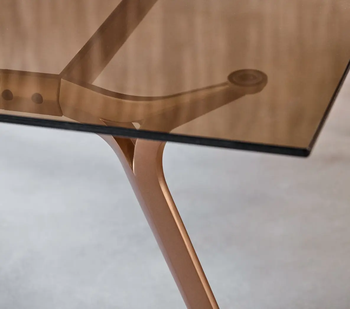 Arkitek en aluminio y vidrio con acabado cobre