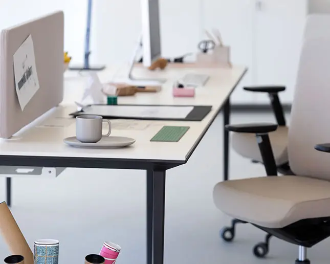 Mesa Longo Actiu con patas finas en oficina moderna abierta