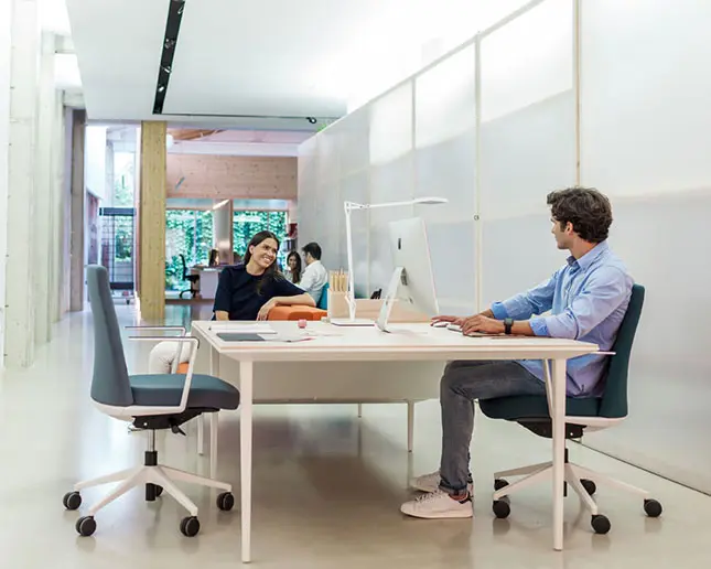 Mesa Longo Actiu en oficina colaborativa con diseño moderno