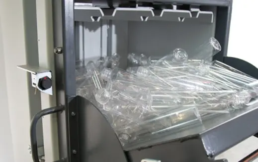 Carga sencilla gracias a la trampilla de llenado a una altura de trabajo cómoda. 