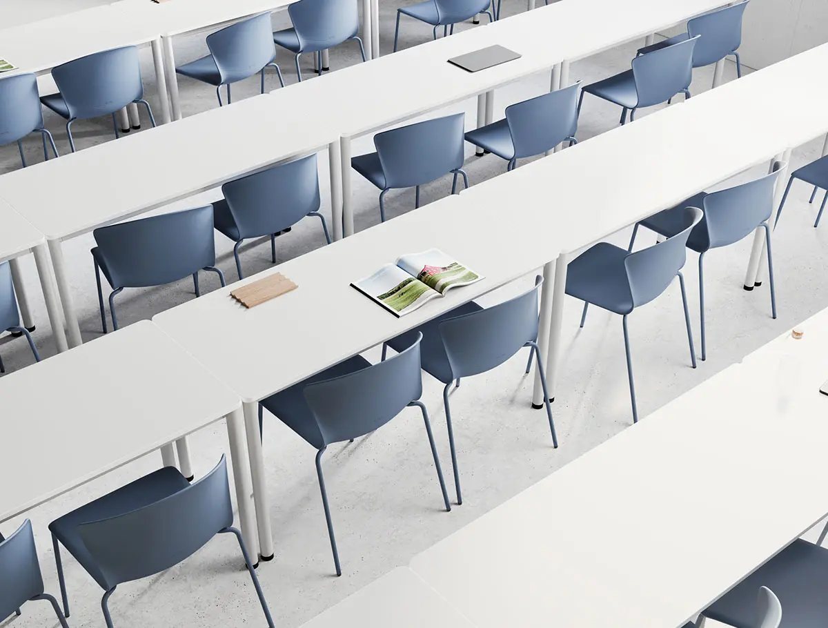 Aula con mesas Dynamic y sillas Whass