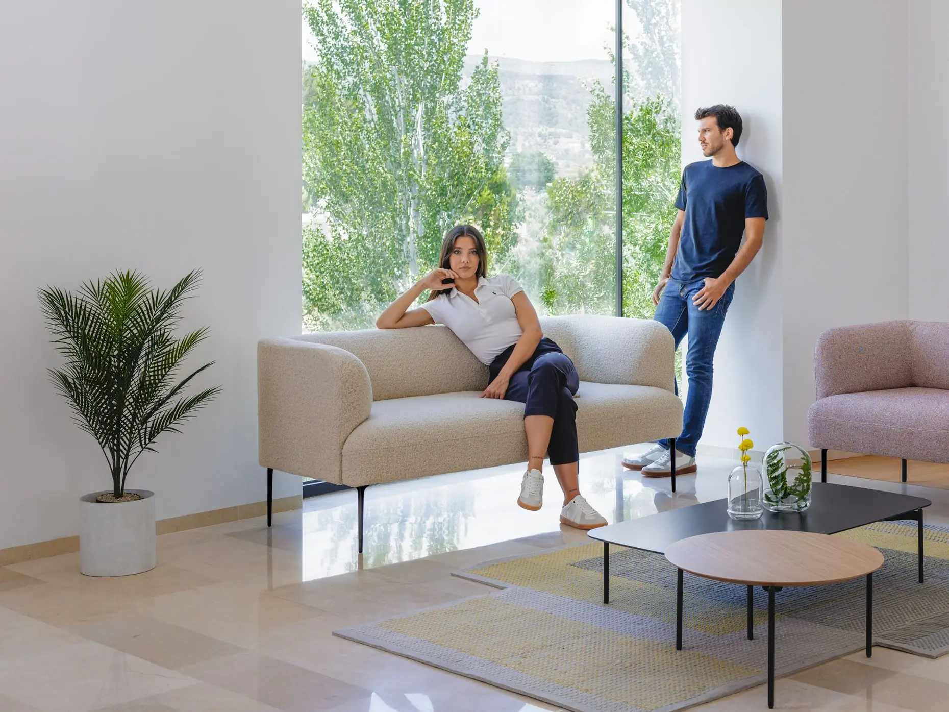 Hombre y mujer disfrutando de zona de descanso con mesas Eidos