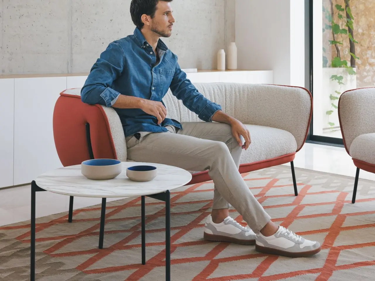 Hombre con mesa Eidos