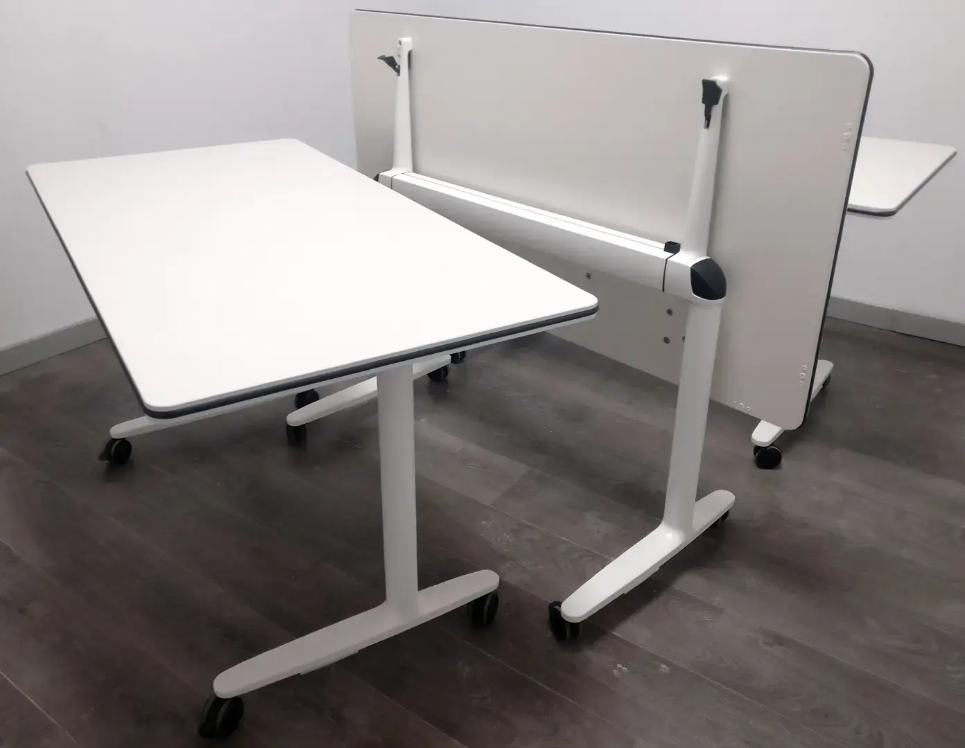 Mesas Talent 300 instaladas por Asturalba en la Asociación Luar