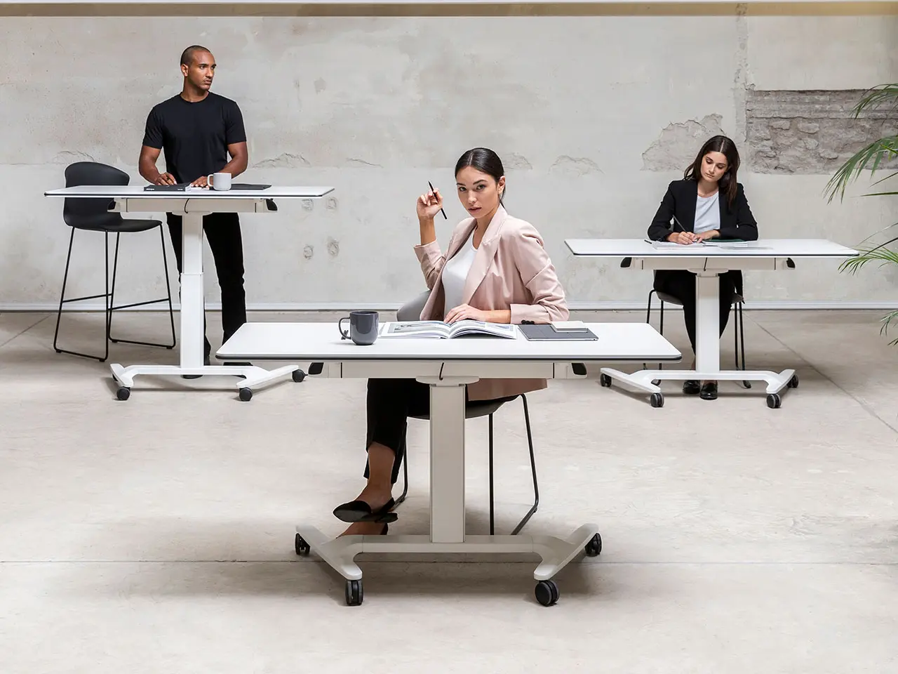 Modelos trabajando a diferentes alturas con mesa elevable