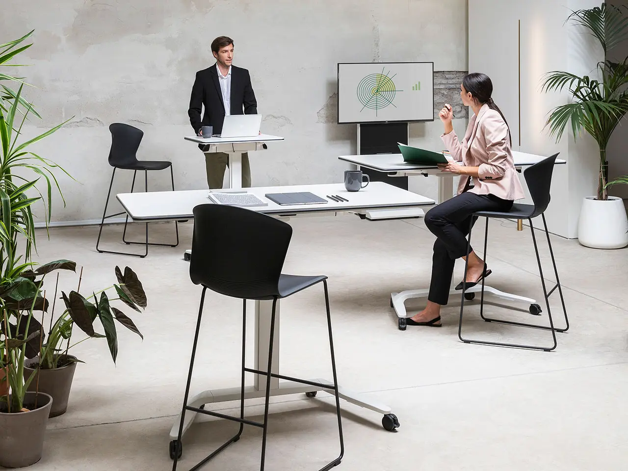 Reunión improvisada con mesas elevables