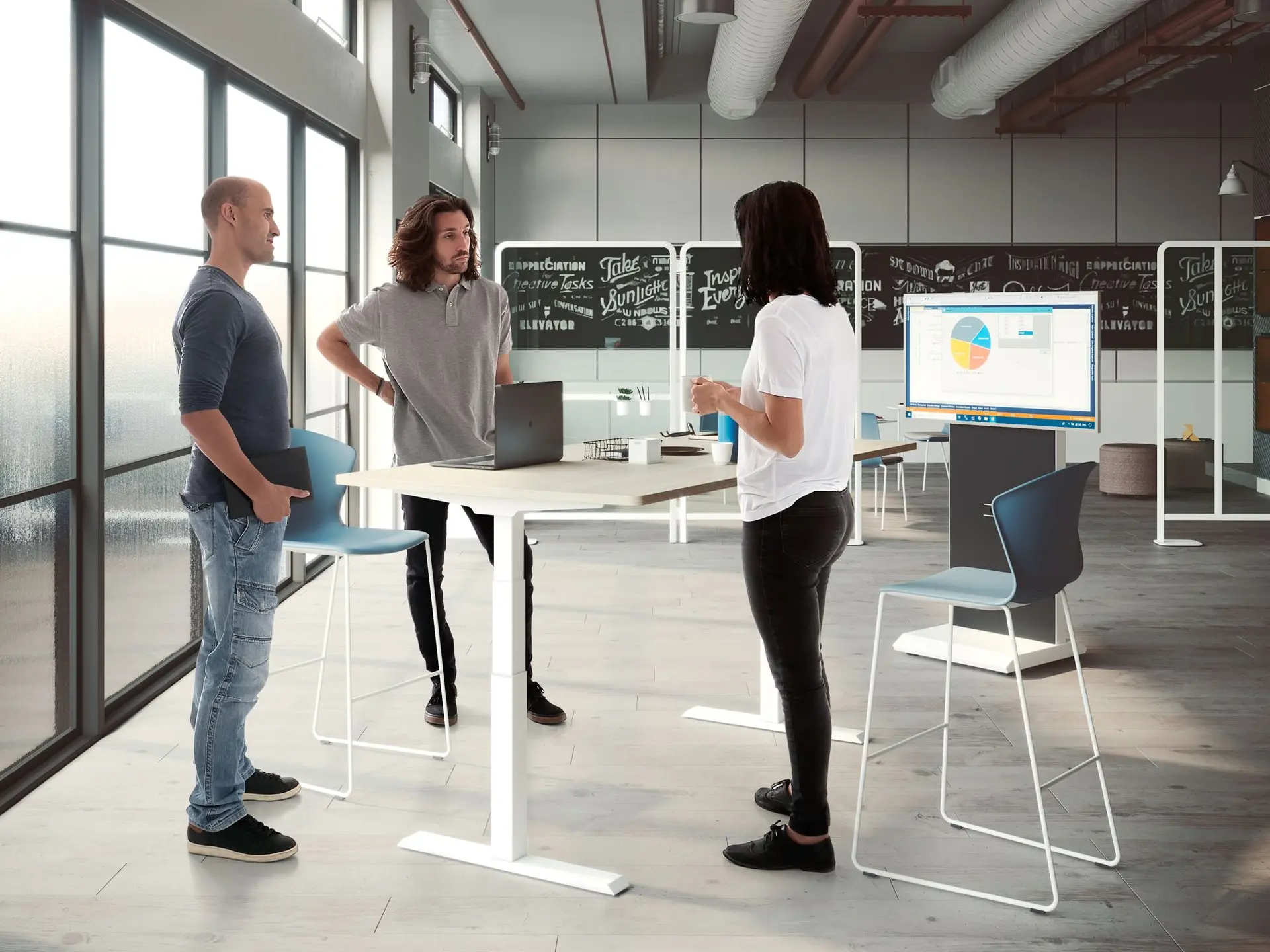 Personas dialogando de pie en espacio de trabajo
