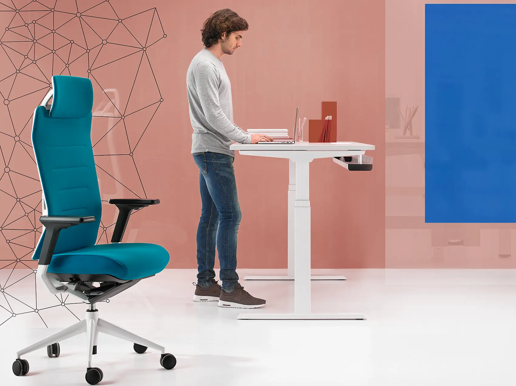 Joven trabajando de pie