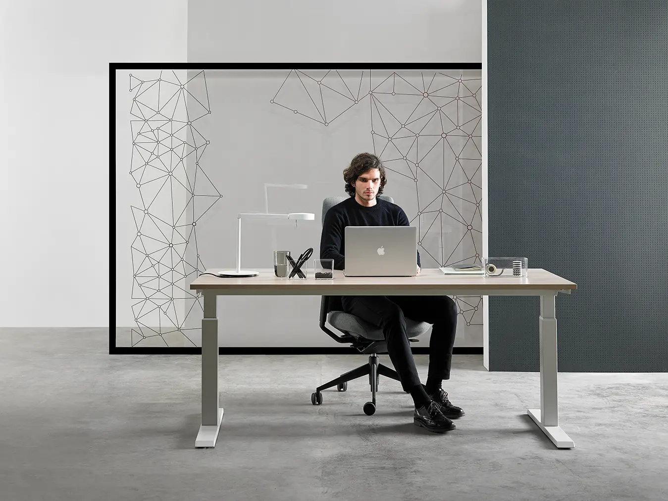 Despacho ergonómico en entorno artístico