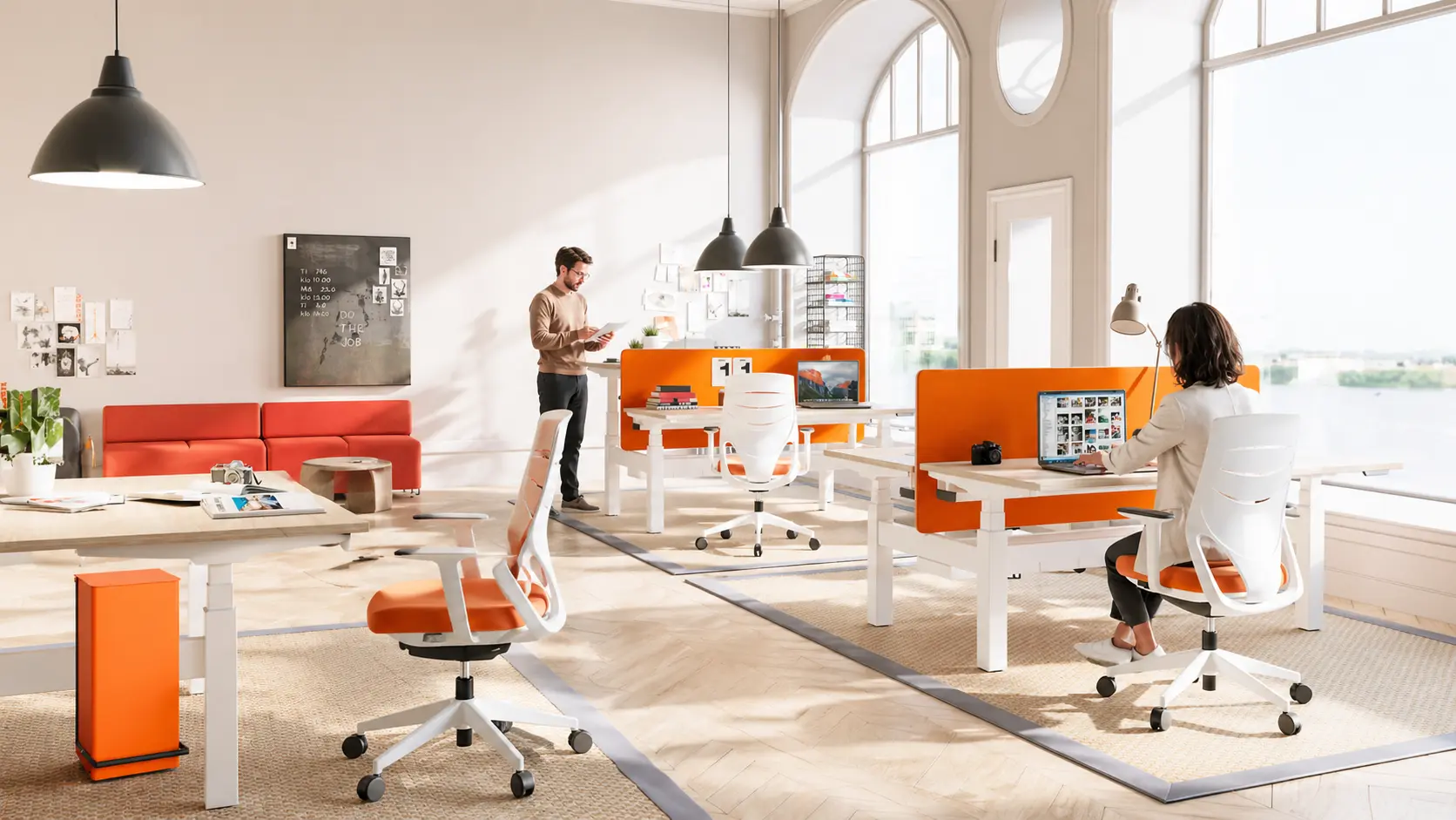 Mesas elevables Mobility en oficina creativa con cristalera