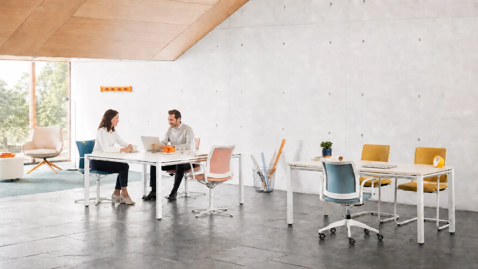 Mesas Vital de Actiu en espacio de trabajo moderno