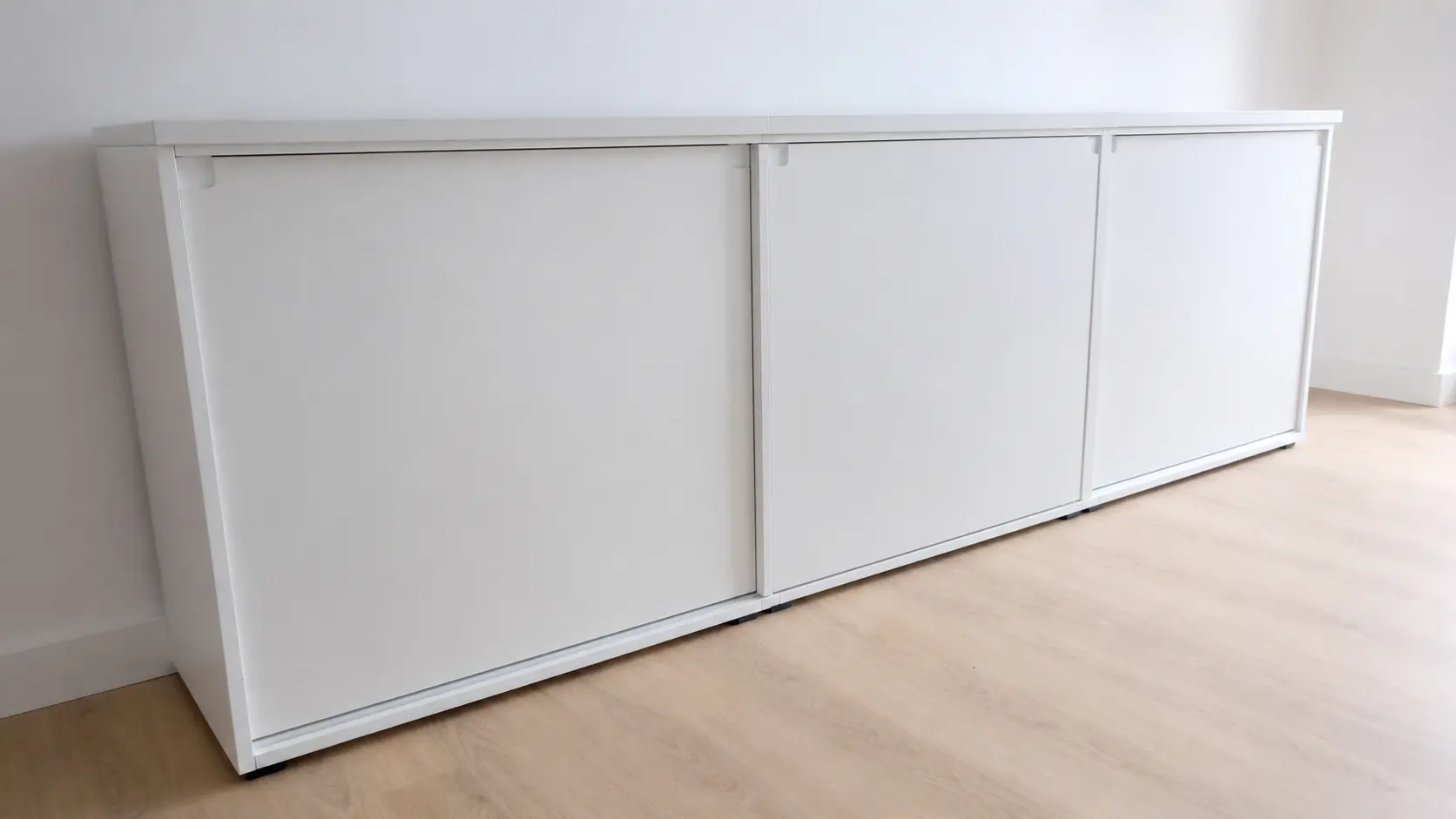 Armario blanco con puertas correderas