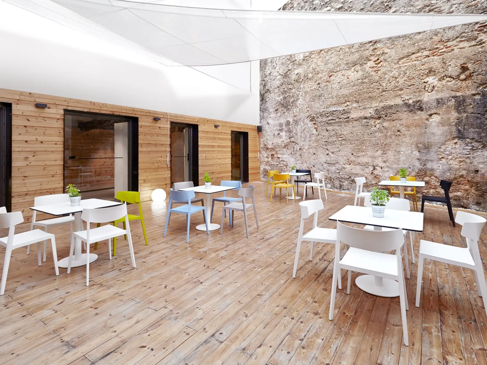 Mesa cuadrada Tabula Actiu en cafetería