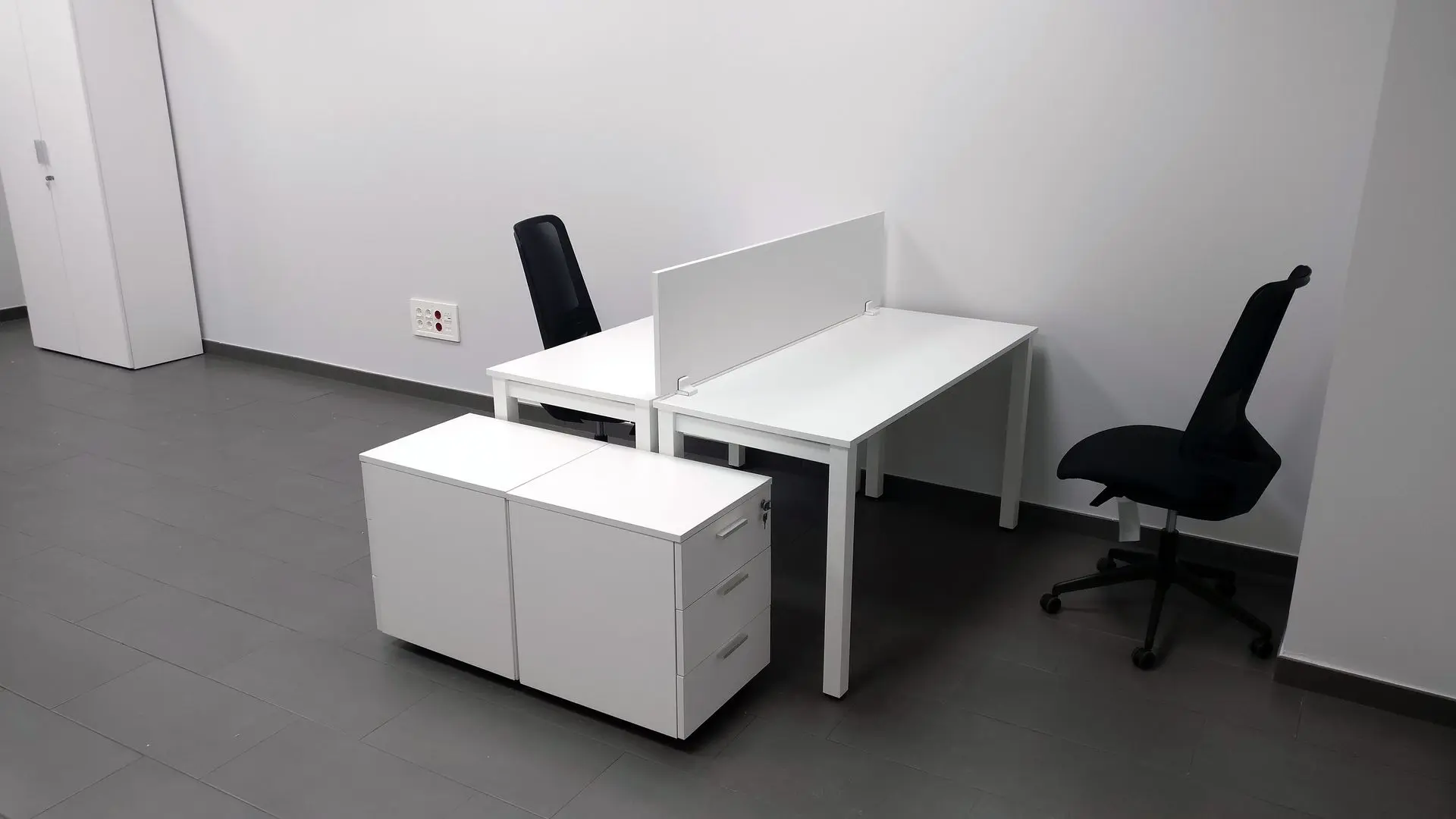 Mesa blanca doble con divisoria Mesa blanca doble con divisoria