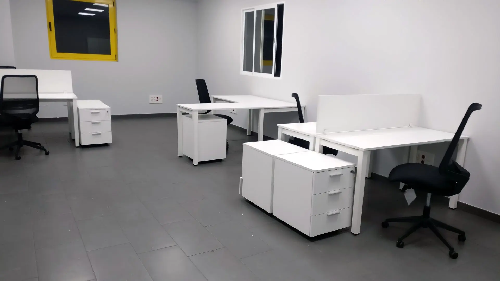Oficina con cajoneras móviles blancas Oficina con cajoneras móviles blancas