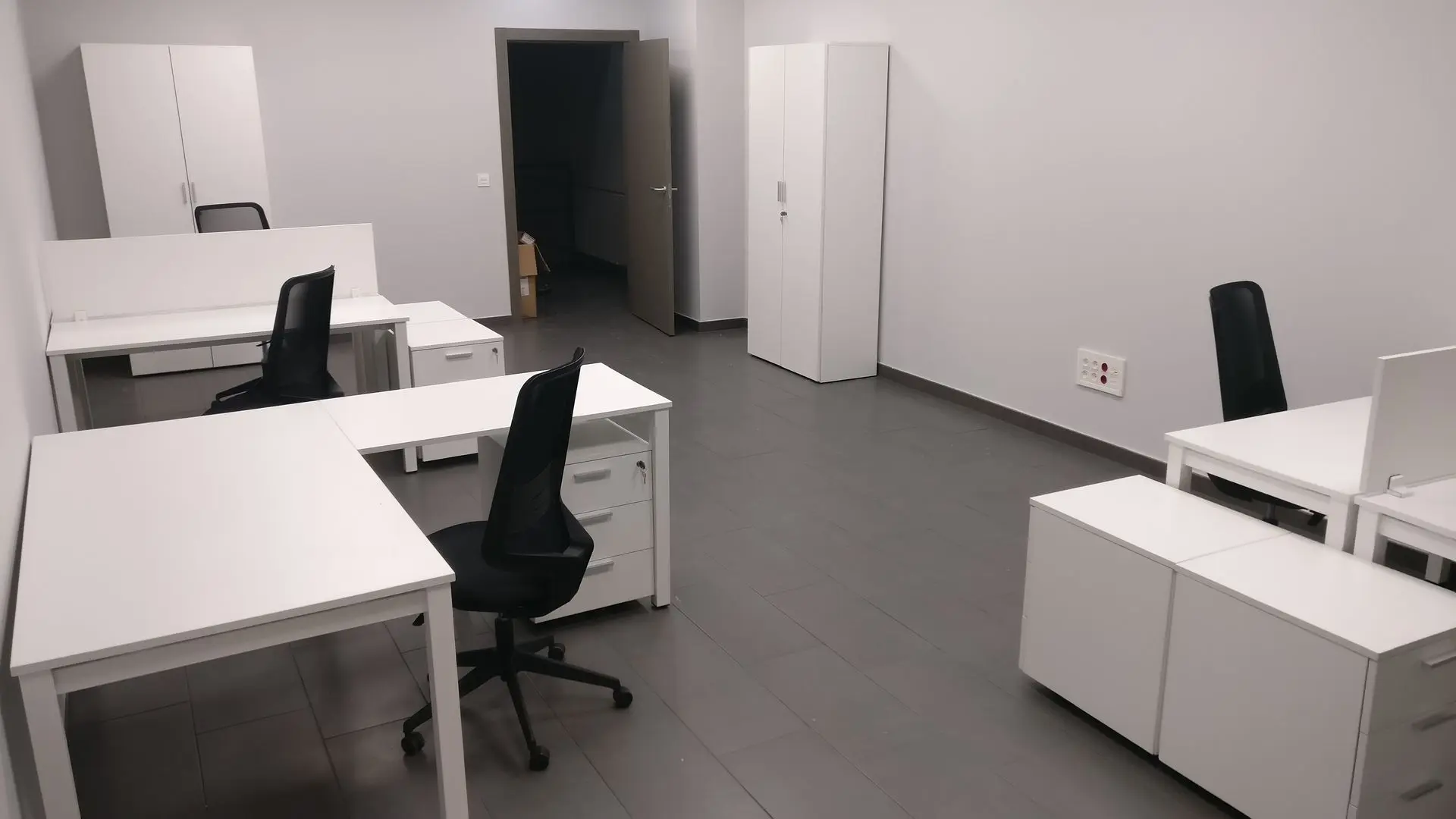 Oficina con muebles blancos instalada por Asturalba Oficina con muebles blancos instalada por Asturalba