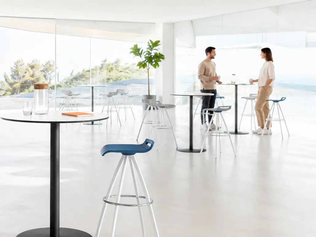 Zona para reunirse de pie con mesa Tabula de Actiu