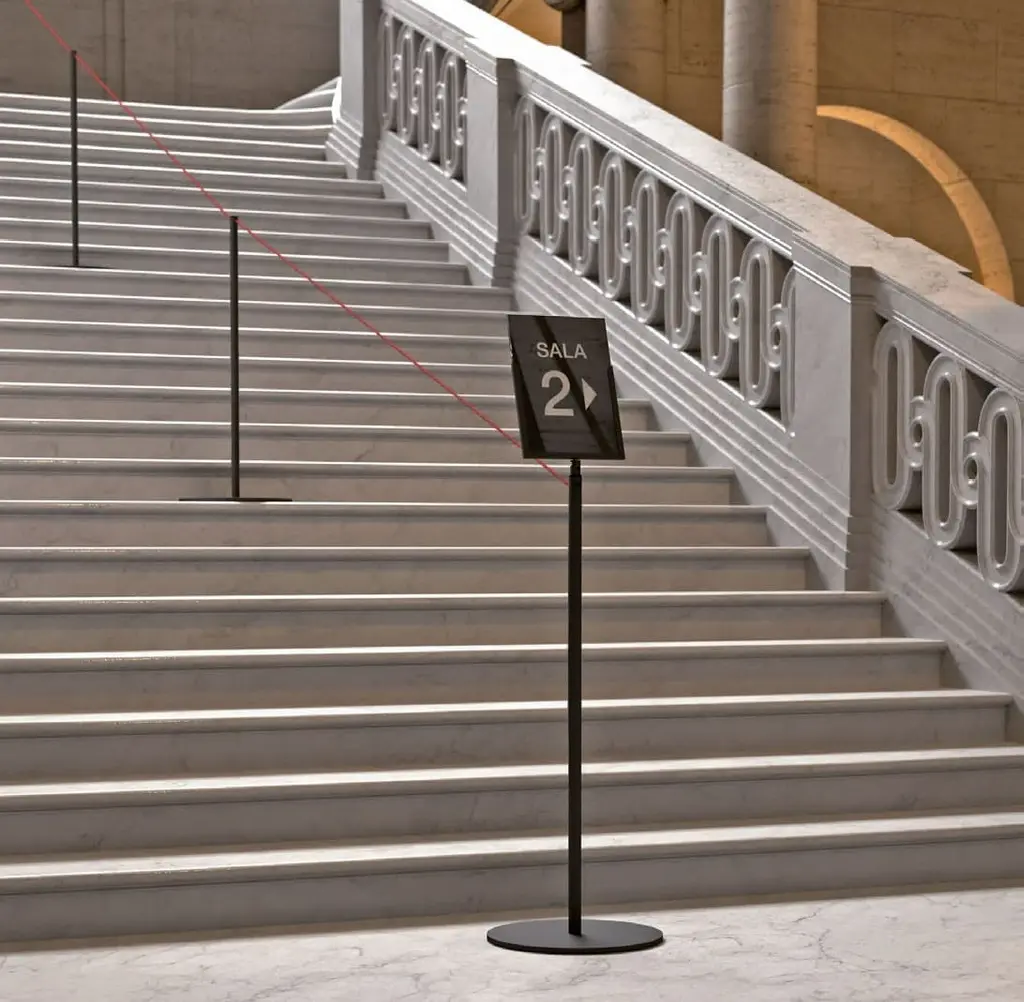 Poste para museo con portacarteles y cuerda para señalizar recorridos en exposiciones