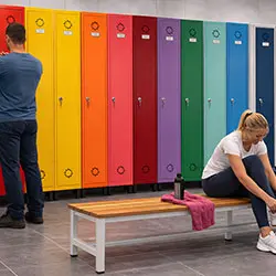 Taquillas metálicas de colores en vestuario de empresa