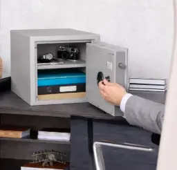 Caja fuerte en despacho de directivo empresario
