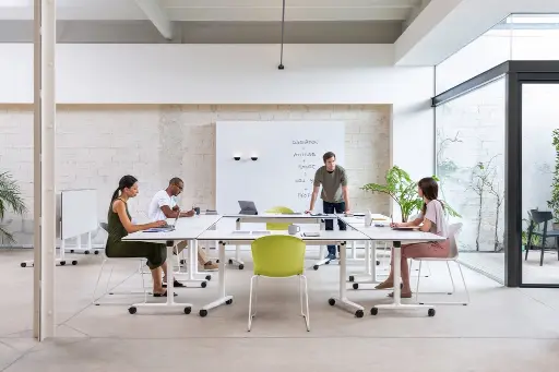 Sala de formación amueblada con mesas Talent y sillas Whass