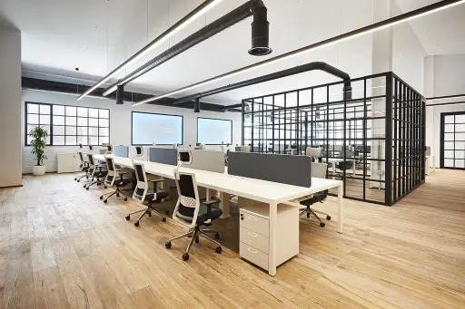 Oficina amueblada con mesas multipuesto Vital, silla Stay, divisorias de sobremesa y cajonera