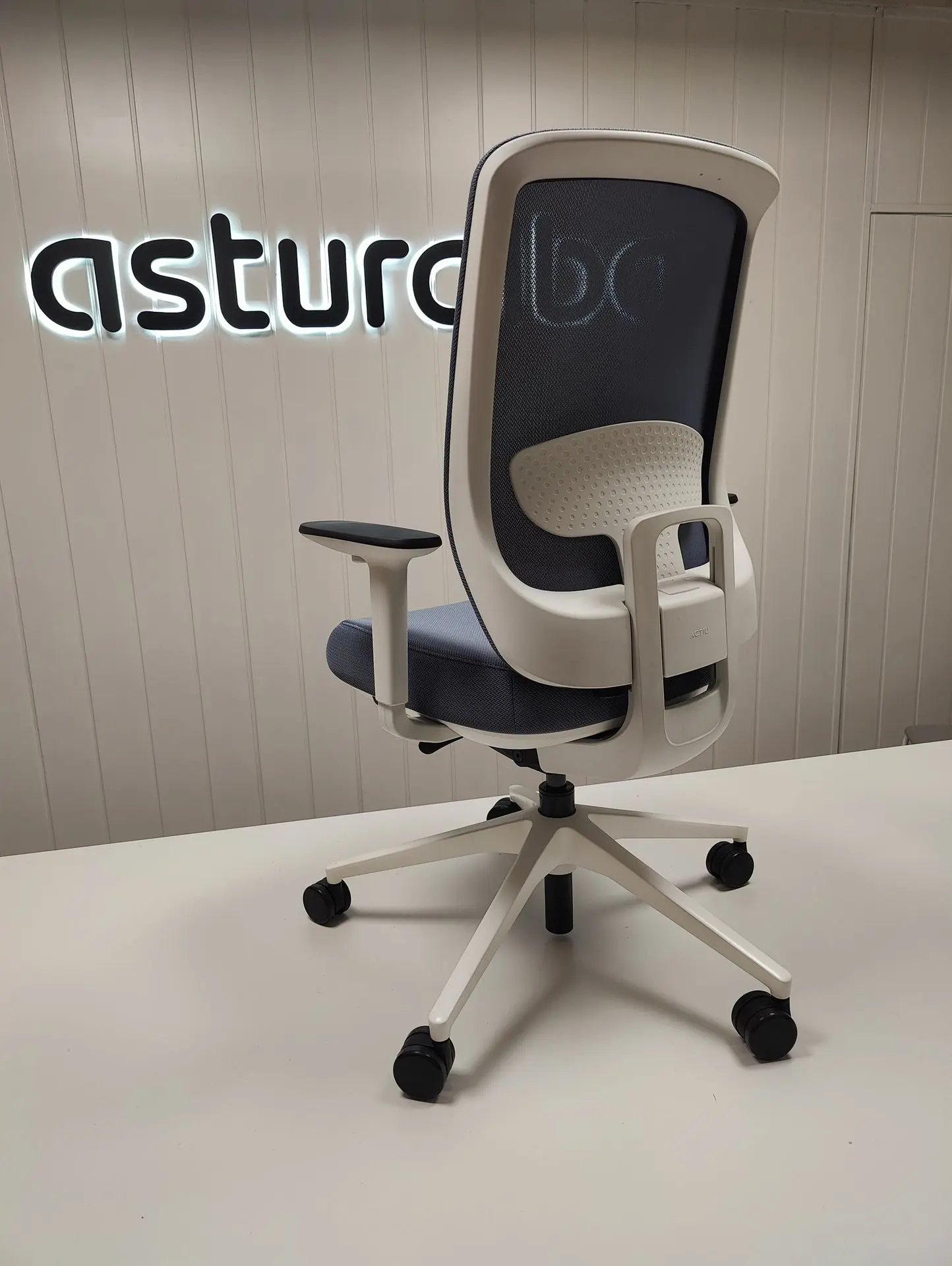 Silla Trim con malla Rythm