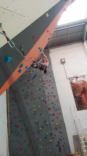 Escalador en rocódromo